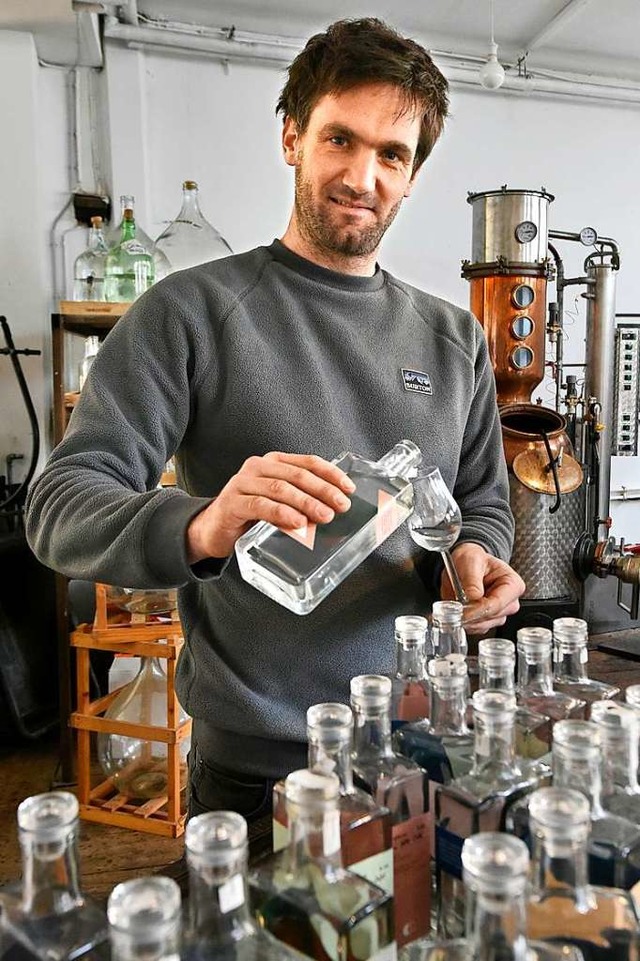 Holger Frey destilliert seine Brnde &...n ehemaligen Rumen einer Schreinerei.  | Foto: Michael Bamberger