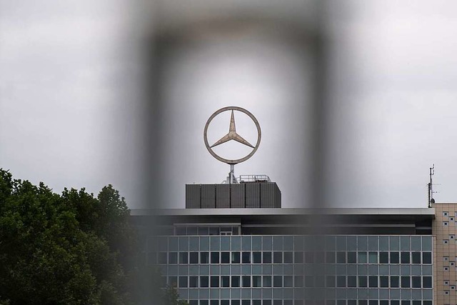 Das Logo der Automarke Mercedes-Benz d...ie Konzernzentrale befindet, zu sehen.  | Foto: Marijan Murat (dpa)