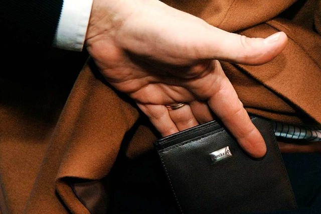 Die Mnner stahlen Geldbeutel aus abgelegten Jacken (Symbolbild)  | Foto: Frank Mchler