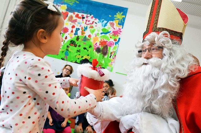 Den Nikolaus knnen Freiburger Kinder ...ember auf dem Weihnachtsmarkt treffen.  | Foto: Felix Kstle