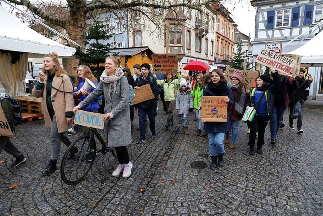 Mia Heindl (links) fhrt die Demonstra...m Megafon durch die Lahrer Innenstadt.  | Foto: Christoph Breithaupt