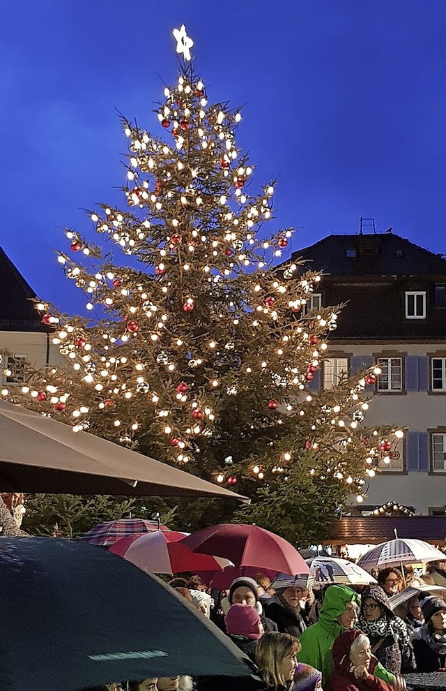 Zum ersten Mal mit leuchtender Spitze: Der Christbaum auf dem  Marktplatz.  | Foto: Gerhard Walser