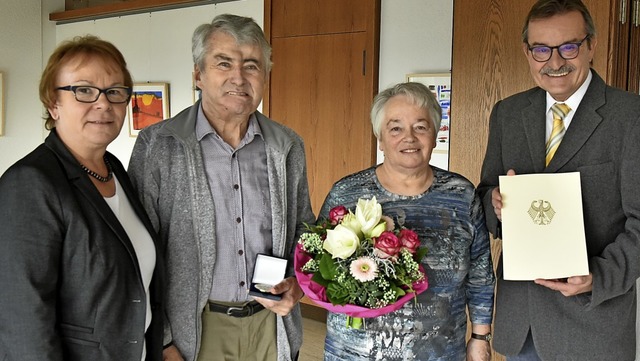 Brgermeisterin Hannelore Reinbold-Men...er die Bundesauszeichnung berreichte.  | Foto: Benedikt Sommer