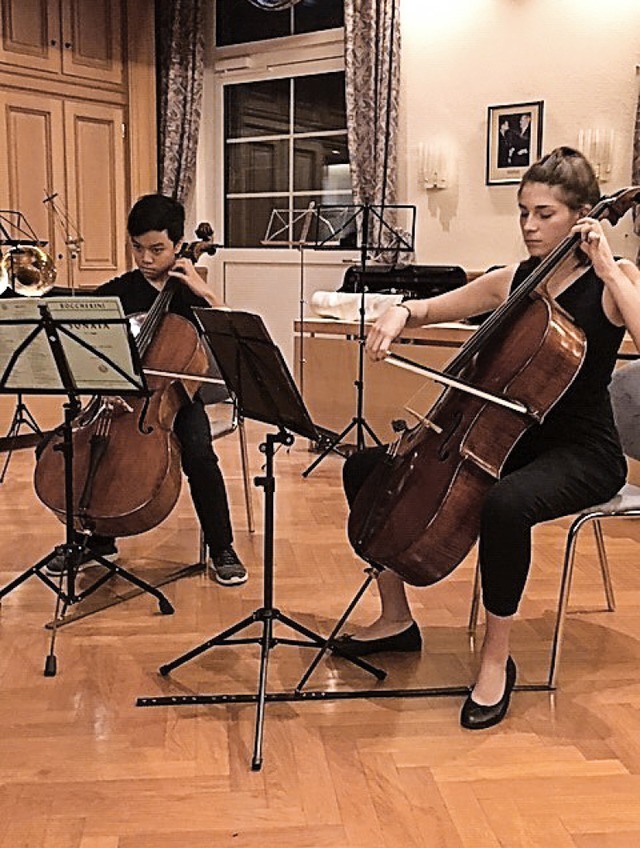 Das Cello-Duo Mathilda Meier und Dac A...aus einer Sonate von Luigi Boccherini.  | Foto: Bernhard Moog