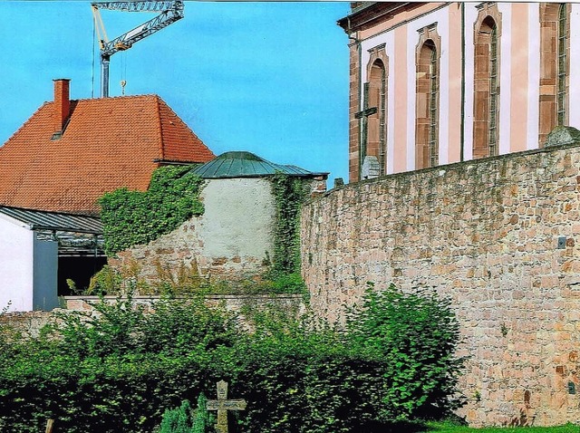 Die Friedhofsmauer und St. Bartholomu...ren Mauerturms auf das aktuelle Bild.   | Foto: Herbert Birkle