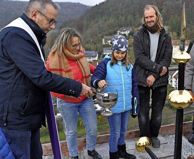 In einer kurzen Andacht segnete Pfarre...gel der Peter-Thumb-Kirche in Tiengen.  | Foto:  