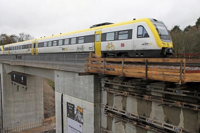 Züge rollen über die neue Brücke