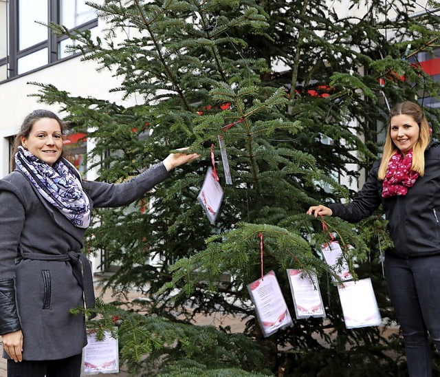 Daniela Ganter (links) und Lisa Maier ...e Bonndorfer Christbaum-Wunschaktion.   | Foto: Martha Weishaar