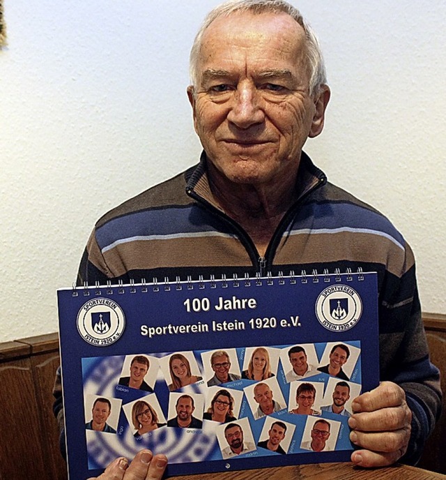 Klaus Geiger und der neue Kalender des SV Istein   | Foto: Cremer