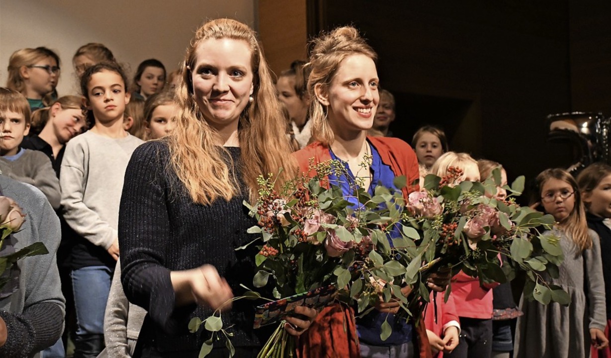 Blumen für die  Chorleiterinnen Andrea Nydegger und Abélia Nordmann   | Foto: Barbara Ruda