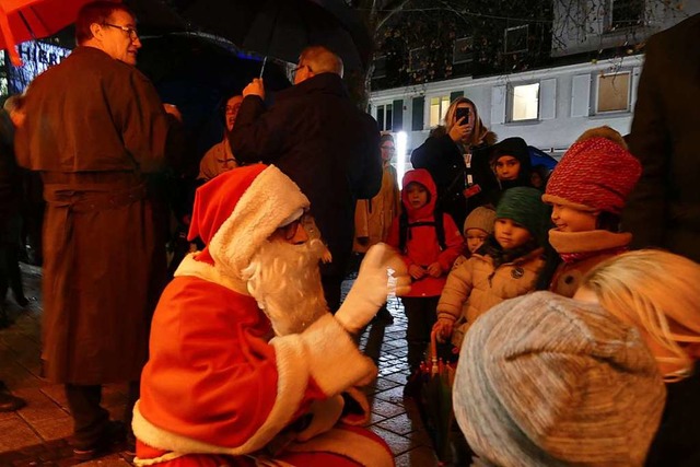 Der Weihnachtsmann hatte Geschenke fr die Kinder dabei.  | Foto: Ralf H. Dorweiler