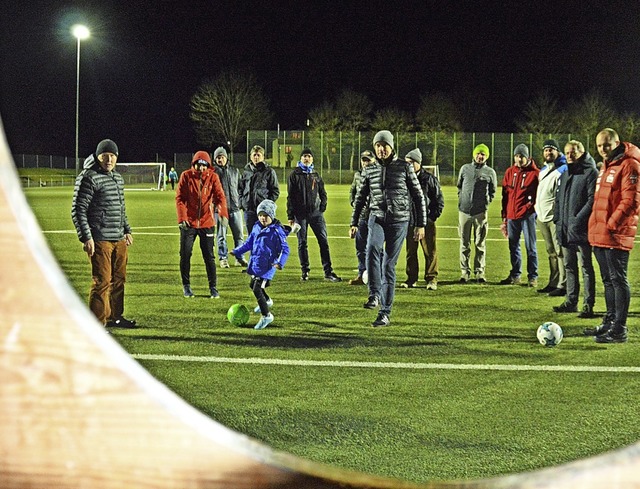 Fuballchef Albert Hug (links) und Br...n Nachwuchskicker Louis Fhrenbacher.   | Foto: Gerhard Lck