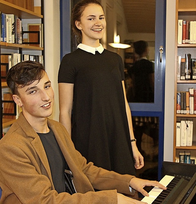 Julia Bednarz und  Benedikt  Ostertag bei ihrem Auftritt in Btzingen   | Foto: Horst David