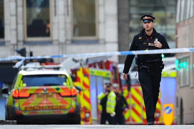 Polizeiautos stehen am Tatort  in der Nhe der London Bridge  | Foto: DANIEL SORABJI (AFP)