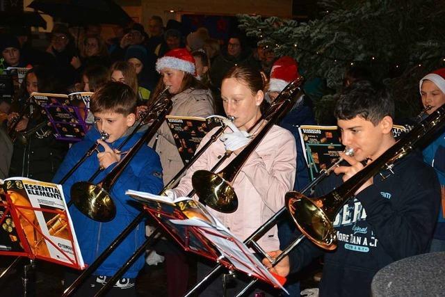 Der Weihnachtsmarkt auf dem Altweiler Lindenplatz luft