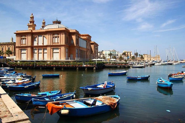 Der Hafen von Bari soll einst Ausgangs...frs Heiligen-Kidnapping gewesen sein.  | Foto: Stephan Brnjes