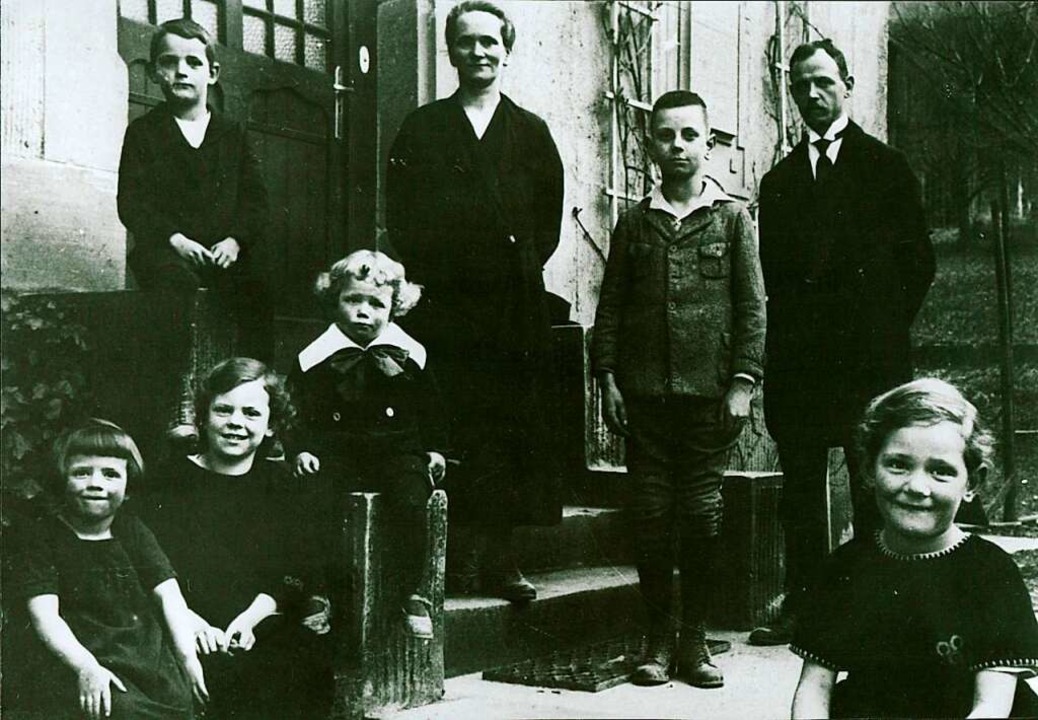 Ein Familienfoto um 1925 zeigt Familie...t Grueler, Vater Robert und Elisabeth.  | Foto: Stadtarchiv Crailsheim