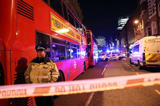 Polizeibeamte sperren den Tatort auf d... sich auf der London Bridge ereignete.  | Foto: Isabel Infantes (dpa)