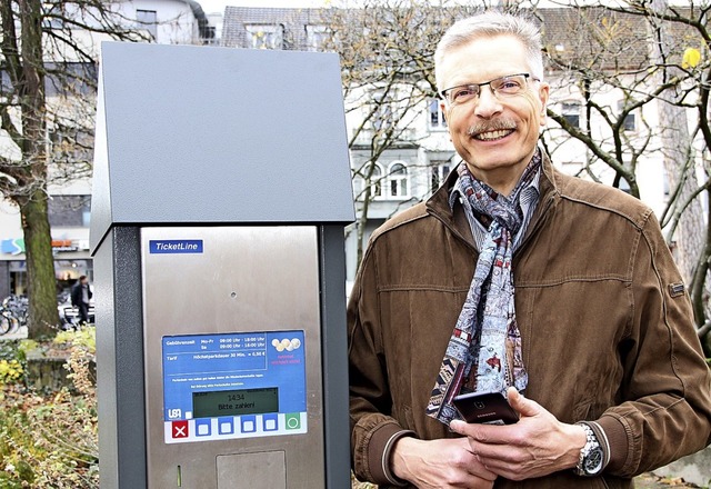 Parkschein per App: Ordnungsamtsleiter Markus Haag zeigt, wie&#8217;s geht.  | Foto: suedkurier