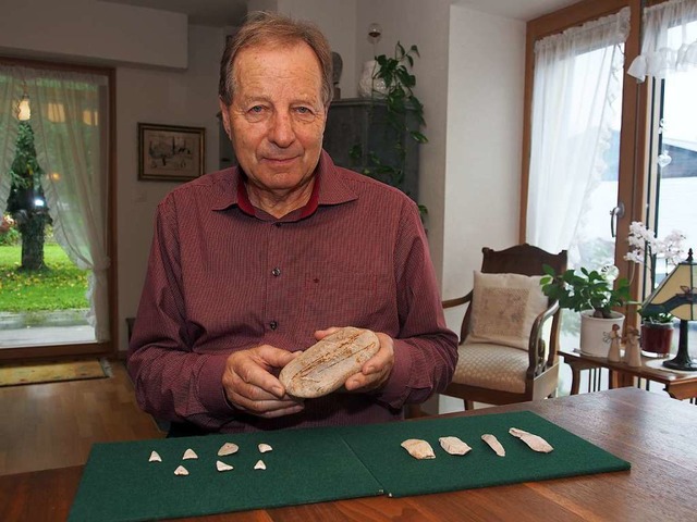 Der Mhliner Hobbyarchologe Werner Brogli zeigt seine jngsten Funde.  | Foto: Boris Burkhardt