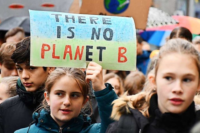 Es gibt keinen Planeten B, heit es au...sem Schild einer Schlerin in Lrrach.  | Foto: Barbara Ruda