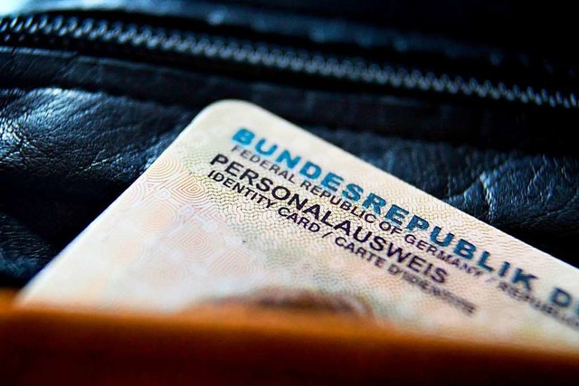 Enthlt sensible Daten: Der Personalausweis  | Foto: Karl-Josef Hildenbrand (dpa)
