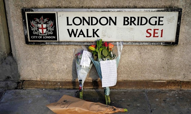 In der Nhe der London Bridge erinnern...ie Opfer der gestrigen Terrorattacke.   | Foto: NIKLAS HALLE'N (AFP)