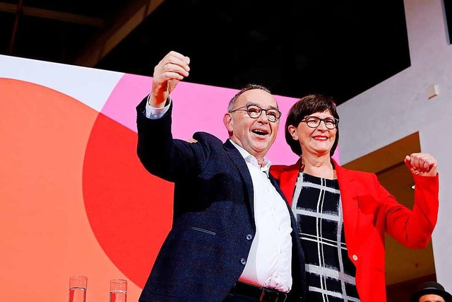 Saskia Esken  und Norbert Walter-Borjans am Samstagabend im Willy-Brandt-Haus.  | Foto: AXEL SCHMIDT (AFP)