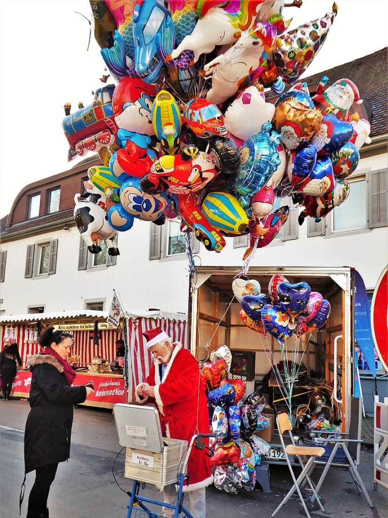 Strahlender Sonnenschein tauchte den Christkindlemarkt in goldenes Winterlicht.