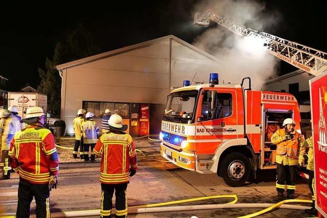 Feuerwehr Bad Krozingen lscht Brand in einer Lagerhalle in Hausen
