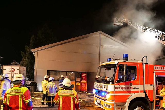 Die Feuerwehr Bad Krozingen konnte mit...Brand auerhalb der Halle ausbreitete.  | Foto: Patrick Kerber
