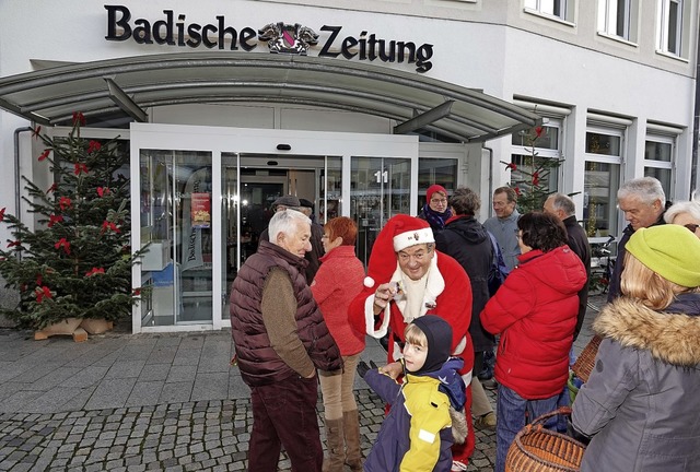 Zum Auftakt der Verkaufsaktion war der... Stimmung vor der BZ-Geschftsstelle.   | Foto: Dieter Erggelet