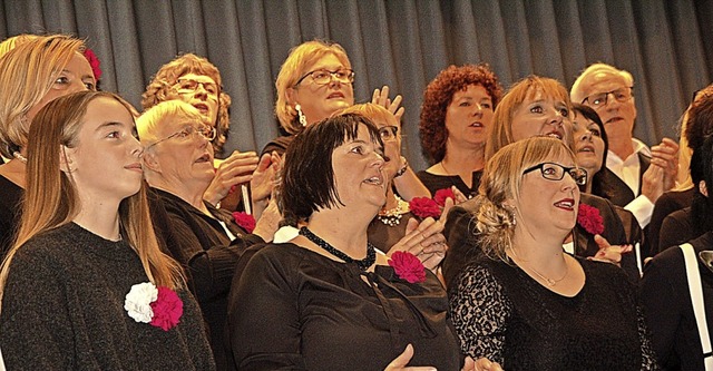 Die Dossenbacher Snger brachten Stimmung in die Halle.   | Foto: Petra Wunderle