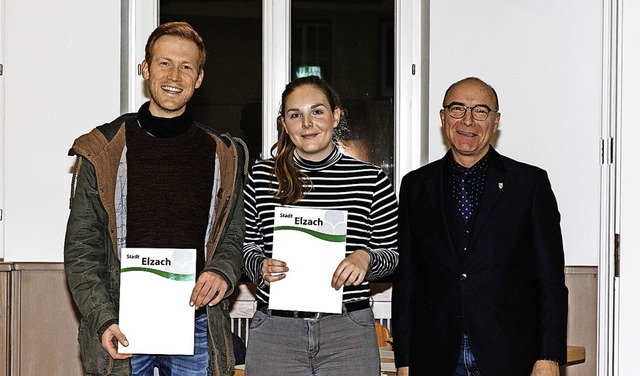 Brgermeister Roland Tibi (rechts) zei...en aus der Josef-Burger-Stiftung aus.   | Foto: Gabriele Zahn