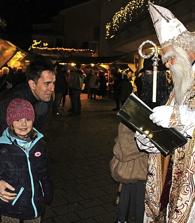 Auch ein traditioneller Nikolaus sowie Knecht Ruprecht waren beim Adventsbasar  | Foto: Martin Klabund