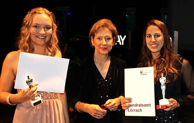 Lena Btzow (links) und Marika Mariani...ion Dammann den Preis des Landkreises.  | Foto: Rolf Reimann