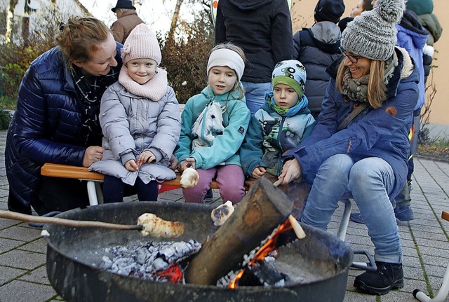 In Altenheim wurde Stockbrot auf dem offenen Feuer  gebacken.  | Foto: Heidi Fel