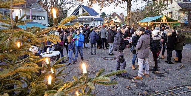 Viele Besucher schauten sich das Angeb... Weihnachtsmarkt in Pfaffenweiler an.   | Foto: Hubert Gemmert