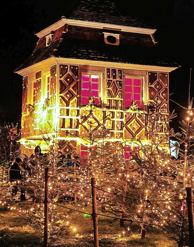 Das Lebkuchen oder Knusperhaus leuchtet im Prinzengarten.  | Foto: Sandra Decoux-KOne