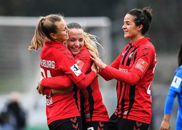 Klara Bhl, Lisa Karl und Lena Lotzen (von links) bejubeln das  3:1.    | Foto: Patrick Seeger