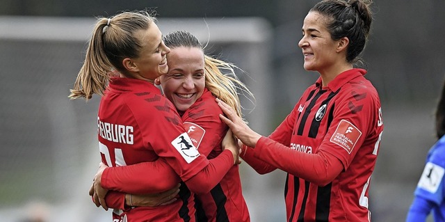 Klara Bhl, Lisa Karl und Lena Lotzen (von links) bejubeln das  3:1.    | Foto: Patrick Seeger