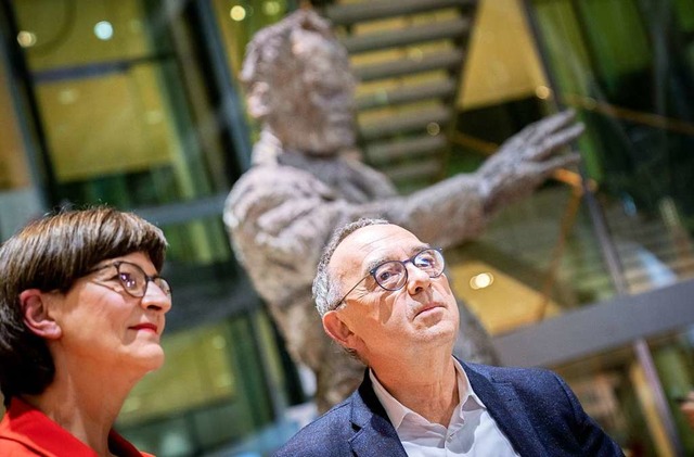 Norbert Walter-Borjans und Saskia Esken.  | Foto: Kay Nietfeld (dpa)