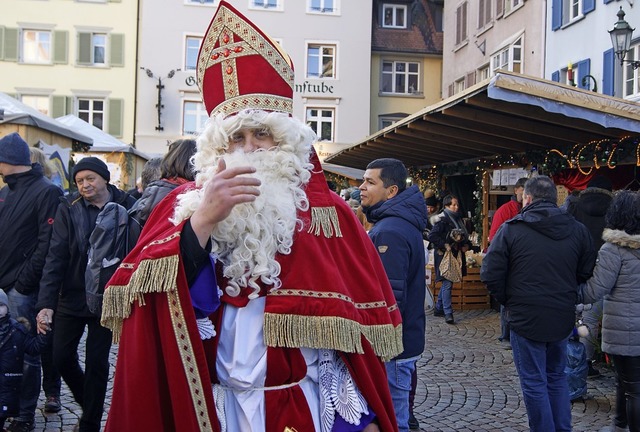 Auch der Nikolaus war auf dem Bad Sckinger Weihnachtsmarkt anzutreffen.  | Foto: Maria Schlageter