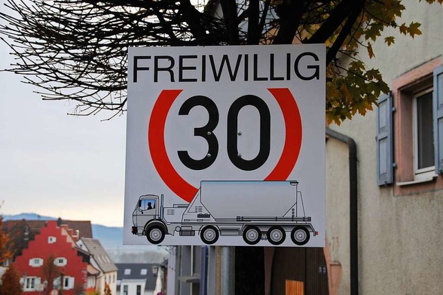 Bisher nur freiwillig: Schild an der Bergstrae wirbt fr Tempo 30 mit Lastwagen  | Foto: Manfred Frietsch