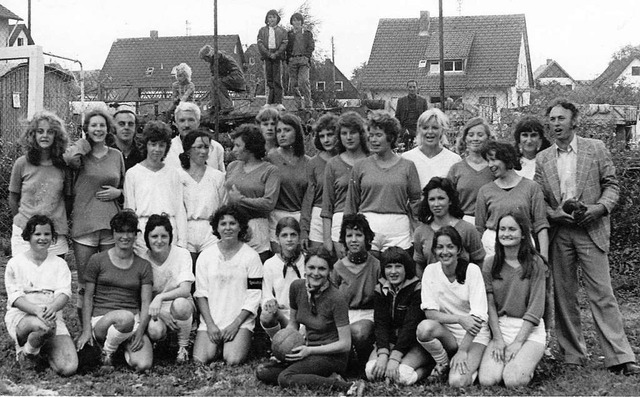 Pionierinnen: Bereits 1974 hatte der F...iler-Schallstadt eine Damenmannschaft.  | Foto: FC Wolfenweiler
