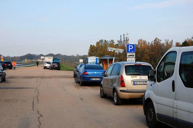 Das Parken rechts entlang der Zufahrt soll verboten werden.  | Foto: Hagen Spth