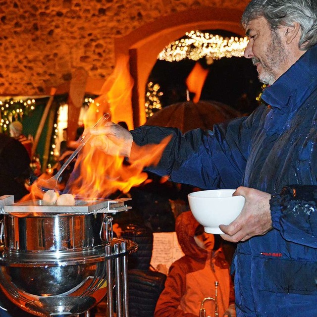 Flammen entfachte Gewerbevereinsvorsta...r beim Aufgieen der Feuerzangenbowle.  | Foto: Gerhard Lck