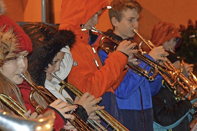 Die Trompetenschler der Jugendmusiksc... beim Aufgieen der Feuerzangenbowle.   | Foto: Gerhard Lck