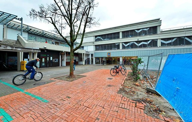 Die Parkdecks des Einkaufszentrum (im ...us Holzelementen errichtete Wohnungen.  | Foto: Michael Bamberger