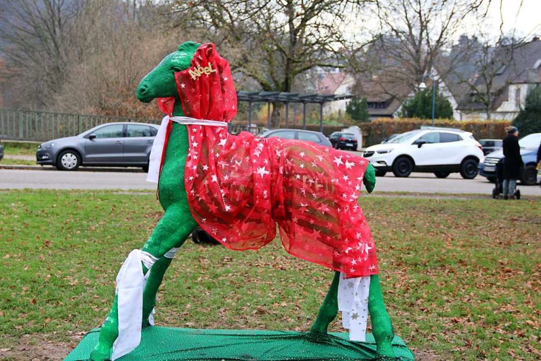 Diesmal wurde das Hohlbeinpferd nicht bemalt, sondern weihnachtlich geschmckt.  | Foto: Alexander schneider